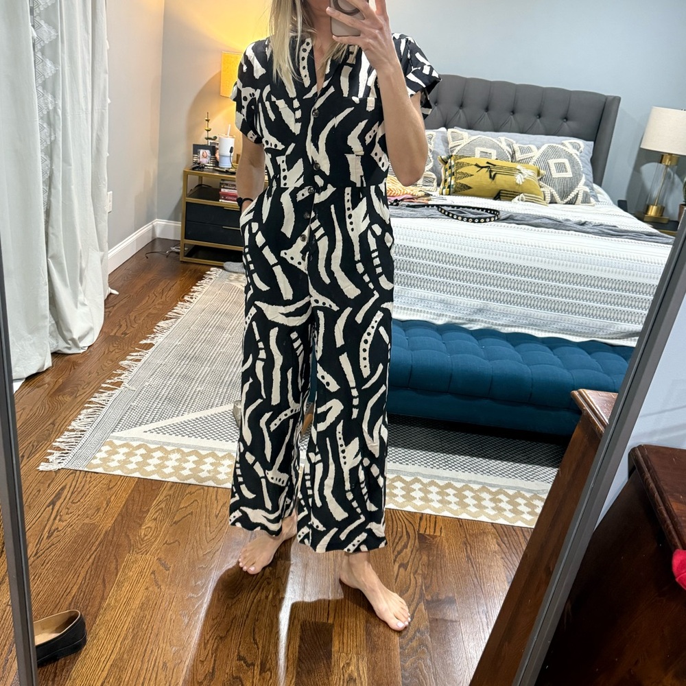 Elegant Black and White Abstract Jumpsuit with Long Sleeves